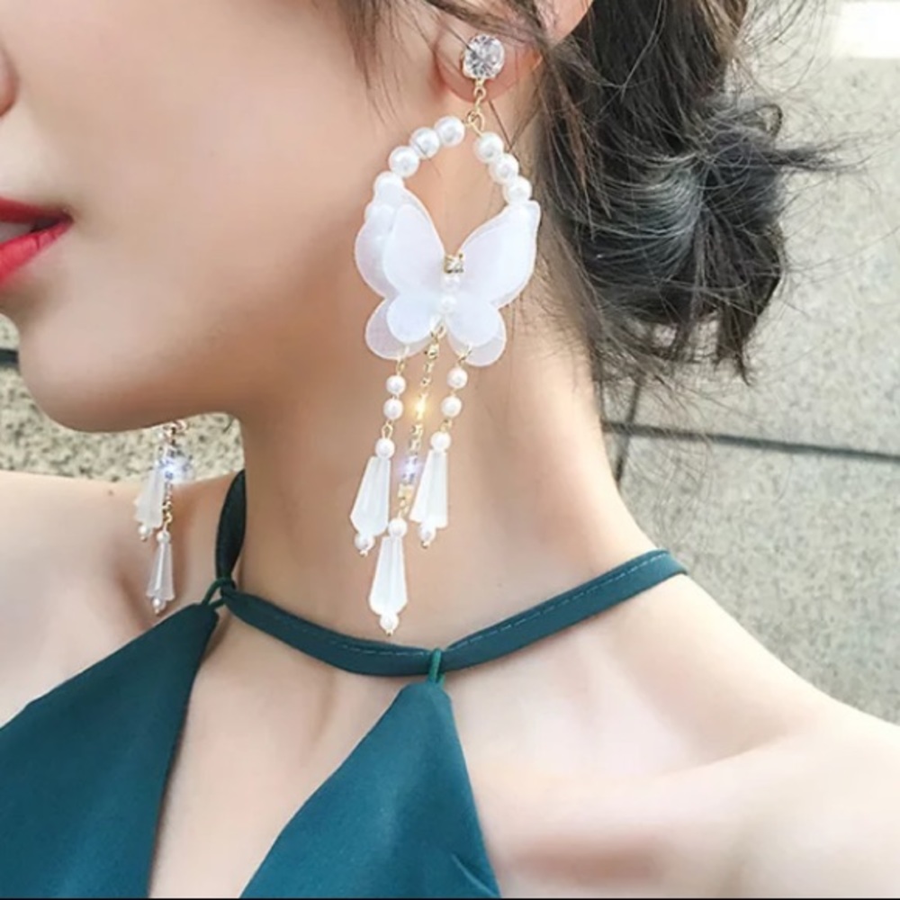 🌟 Beautiful Butterfly 🦋 White Long Earrings - Picture 3 of 5